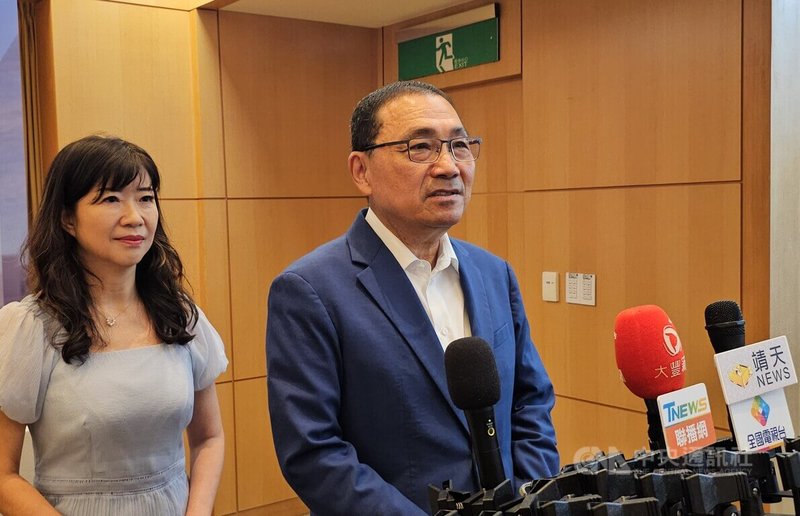 新北市長侯友宜(右)20日針對823後內閣可能改組的傳聞表示,期待的是,總統要拿出魄力、展現改變的決心。中央社記者王鴻國攝 114年8月20日