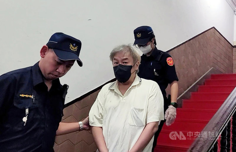 遠東航空董事長張綱維(前中)涉掏空遠航案,因羈押期限將滿,台灣高等法院20日提訊張綱維,就有無必要延長羈押,聽取檢辯及張綱維說法。中央社記者謝幸恩攝 114年8月20日