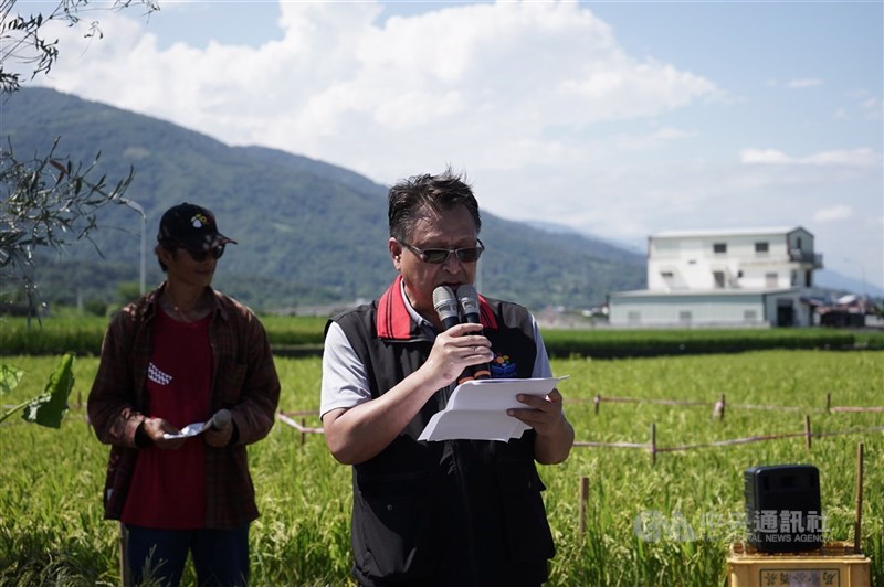 花蓮前玉里鎮長蔡秋龍(右)因涉貪侵占里長事務補助費等罪遭起訴,花蓮地方法院20日宣判,依貪污治罪條例判有期徒刑11年、褫奪公權5年,全案可上訴。(中央社檔案照片)