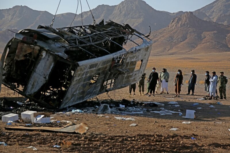 阿富汗西部一輛巴士19日與另外2車相撞,造成78人死亡。(法新社)