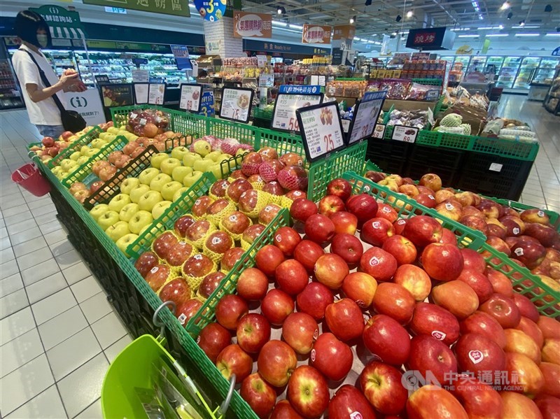 美國糖尿病學會2025年最新糖尿病醫療照護準則明確指出，蔬菜不能取代水果，營養師破除民眾「沒吃水果沒關係，多吃蔬菜就好了」的迷思，呼籲每天建議攝取2至3份水果，有助降低糖尿病風險。（中央社檔案照片）