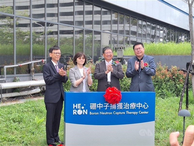 圖為漢民科技副董事長兼禾榮科技董事長許金榮(左)。 (中央社檔案照片)