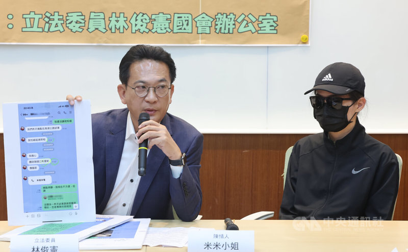 民進黨立委林俊憲（左）20日與受害者召開記者會揭露國內車廠發生試駕糾紛案件，拿出對話紀錄質疑此事並非個案，並質疑車商業務與國道警察勾結，嚴重侵害消費者權益。國道警局則表示，依法舉發、並無錯誤。中央社記者趙世勳攝 114年8月20日