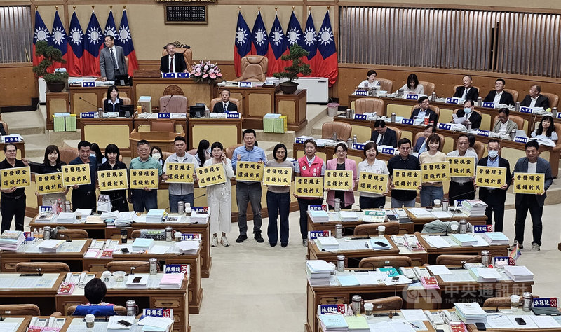 民主進步黨新北市議會黨團20日在臨時會提「普發現金4萬6」等臨時提案，新北市議會議長蔣根煌（後左2）裁示交由新北市政府研議。中央社記者王鴻國攝  114年8月20日
