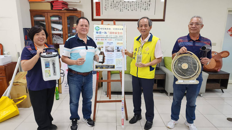 南投縣埔里鎮長廖志城(右2)20日表示,為守護清潔隊員執勤安全,避免遭回收物割傷,宣布9月起每週一訂為回收安全日,呼籲民眾將廢玻璃容器、廢日光燈管與燈泡、廢棄小型家電集中週一回收。(埔里鎮公所提供)中央社記者鄭維真傳真 114年8月20日