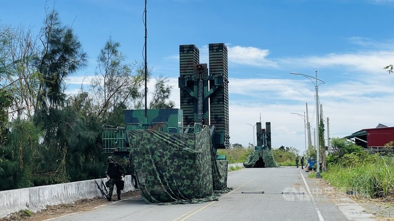 軍方20日上午在台東市區進行大規模紮營,包括天弓飛彈的發射車、雷達車等各式軍用車輛進駐,同時架設指揮中心,管制民眾進入。中央社記者盧太城台東攝 114年8月20日