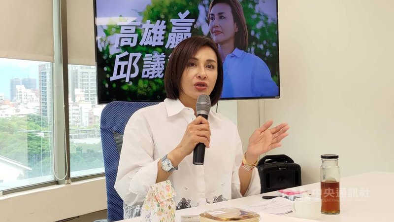 爭取民主進步黨高雄市長選舉提名的民進黨籍立法委員邱議瑩(圖)20日辦媒體茶敘說,想學前高雄市長陳菊領導風格,而她與高雄市長陳其邁有很深交情,也曾與前立委趙天麟在國會合作,「我當然是最大公約數」。中央社記者蔡孟妤攝 114年8月20日