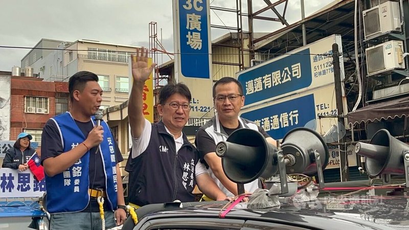 遭提罷免的中國國民黨籍立法委員林思銘(前中)20日在竹東鎮車隊掃街,呼籲民眾23日一起用選票反惡罷。中央社記者郭宣彣攝 114年8月20日