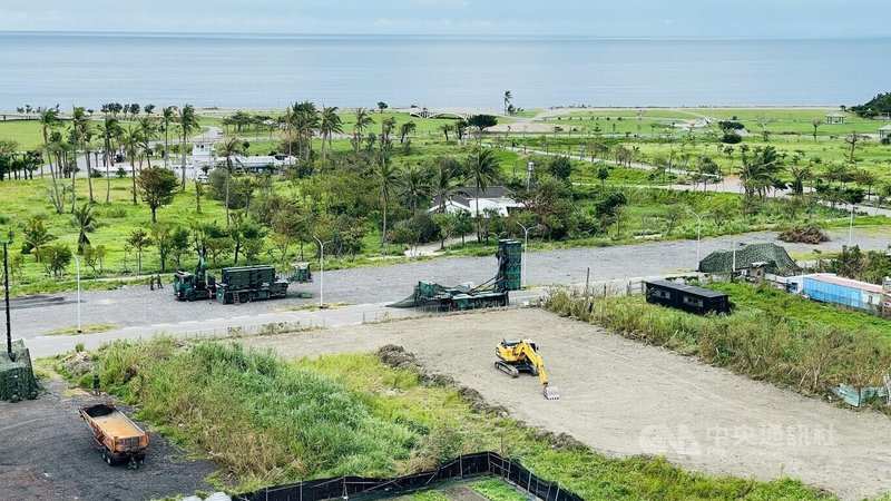 軍方20日上午在台東市區進行大規模紮營,包括天弓飛彈的發射車、雷達車等各式軍用車輛進駐,同時架設指揮中心,管制民眾進入。中央社記者盧太城台東攝 114年8月20日