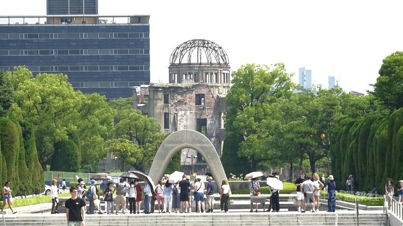 從廣島和平紀念資料館(原爆資料館)的窗戶可眺望原爆死歿者慰靈碑與原爆圓頂館成一直線排列。原爆資料館2024年度參觀者逾226萬人次,其中3成多為外國人,人數創新高。中央社記者楊明珠廣島攝 114年8月20日