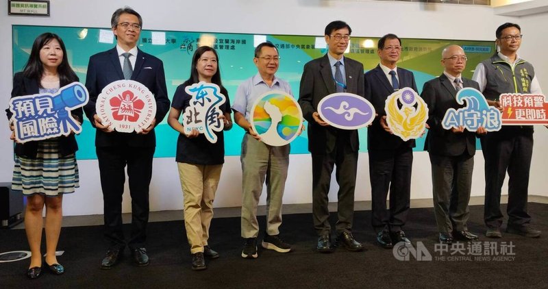 中央氣象署20日發布智慧海象預報最新成果,與成功大學合作,結合波浪模式與AI預測技術,開發海岸異常波浪預報系統,可推算24小時內發生瘋狗浪機率。中央社記者汪淑芬攝 114年8月20日
