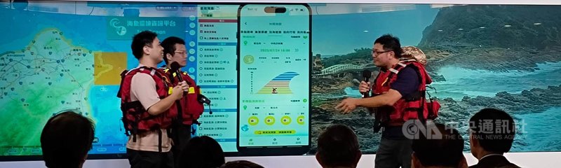 氣象署統計,25年來,平均每年約有17件異常波浪(瘋狗浪)事件,將近30人落海。成功大學近海水文中心協助氣象署建置瘋狗浪預警系統,20日發表,氣象署以行動劇說明透過預警系統,可及早避開瘋狗浪的危險。中央社記者汪淑芬攝 114年8月20日