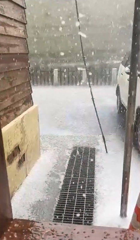 合歡山20日下午出現降雨,且一度夾帶大小約1至2公分的冰雹,讓不少遊客都相當驚喜。(合歡山咖啡屋H²Café提供)中央社記者鄭維真傳真 114年8月20日