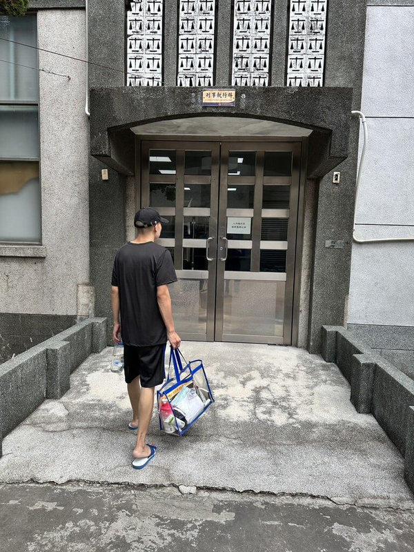 立委日前質詢行政院長卓榮泰時提及，有詐騙車手高調拍片說明犯罪過程，法務部徹查，雲林地檢署15日提報撤銷其假釋，法務部18日撤銷其假釋，廖姓男子（圖）20日入監，執行殘刑1年11月10天。　（檢方提供）　中央社記者姜宜菁傳真　114年8月20日