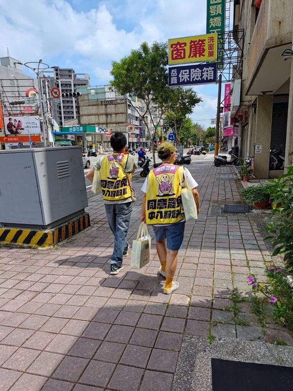 第2波罷免投票23日登場,台中市第8選區立委罷免團體志工20日徒步深入鄰里掃街拜票,呼籲民眾票投同意罷免。(罷團提供)中央社記者郝雪卿傳真 114年8月20日