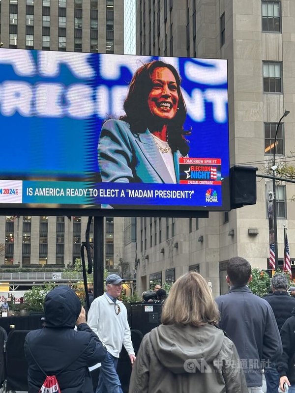 親民主黨的美國新聞頻道MSNBC將改名為MS NOW,圖為NBCUniversal集團位於紐約洛克斐勒廣場的電視看板,攝於2024年10月總統選舉期間。中央社記者廖漢原紐約攝 114年8月20日