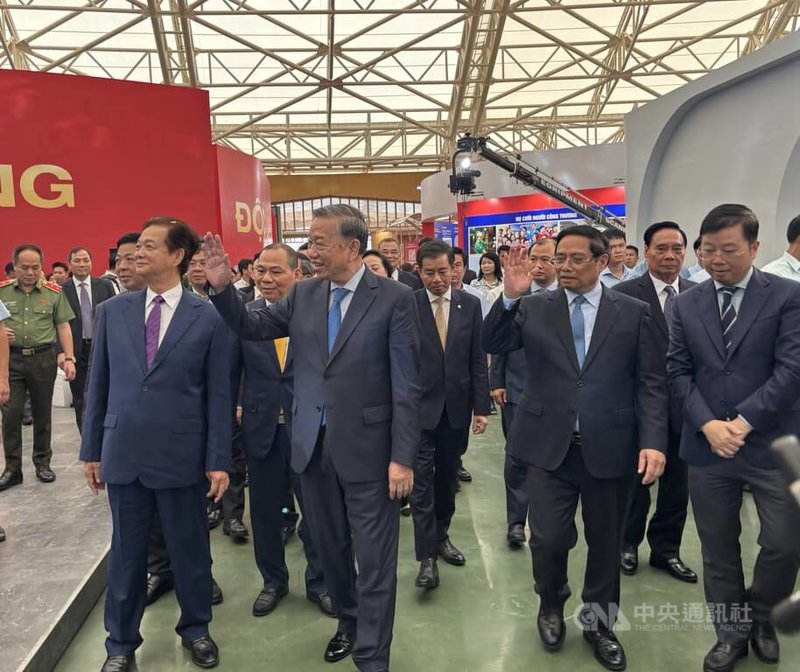 越南國家展覽中心開幕式後,越共總書記蘇林(左2)、越南總理范明正(右2)、前總理阮晉勇(左1)等人進入展館內部參觀,並向民眾打招呼。中央社記者曾婷瑄河內攝 114年8月20日