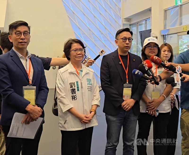 立法院教育及文化委員會20日到屏東考察核三廠，中國國民黨籍立法委員葛如鈞（左3）、台灣民眾黨籍立委劉書彬（左2）與民主進步黨籍立委鍾佳濱（左）受訪。中央社記者黃郁菁攝　114年8月20日