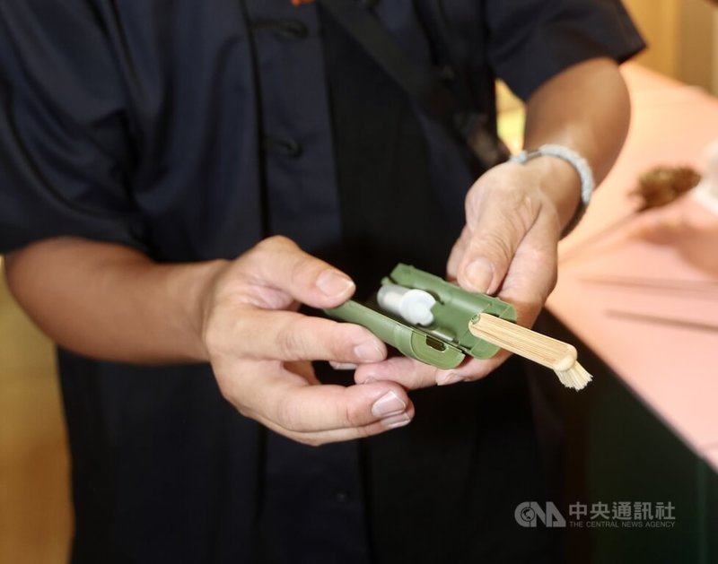 工藝中心召集14家台灣品牌,9月將前進巴黎時尚家居設計展展現竹工藝特色,如開創全台首支竹牙刷的元泰工藝社與守宮設計合作打造環保旅行組,改變竹牙刷結構,便可以替換刷頭,還可以搭配盒子,讓盒子成為牙刷握柄。中央社記者張皓安攝 114年8月20日