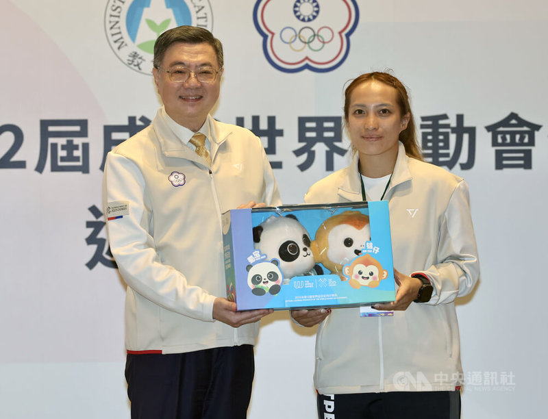 2025成都世界運動會台灣代表團21日在台北凱達大飯店舉行返國餐會,行政院長卓榮泰(左)出席,女子拔河代表隊長田嘉蓉(右)致贈本次世運會紀念品吉祥物。中央社記者張皓安攝 114年8月21日