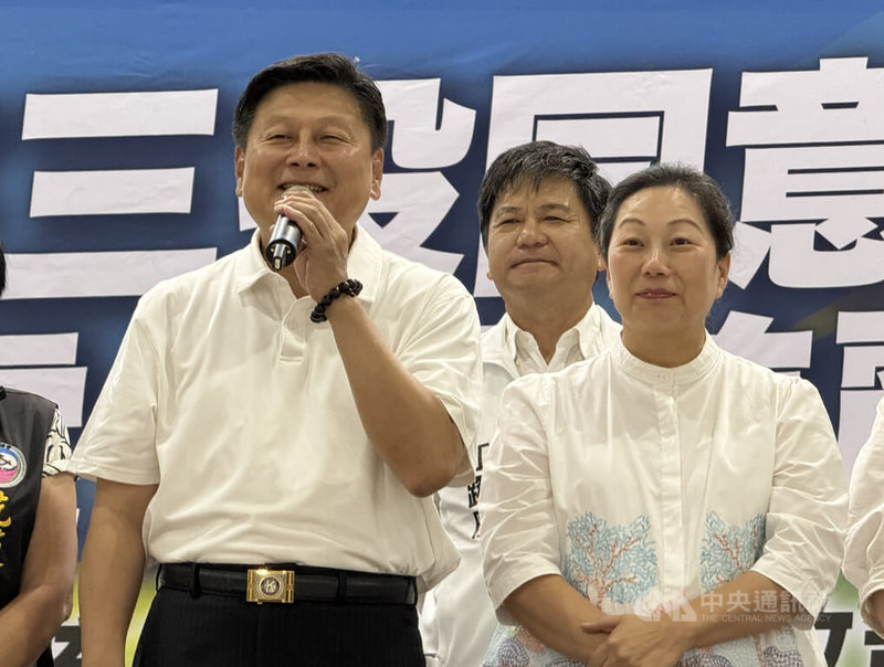 國民黨、民眾黨21日在花蓮舉辦「823挺核三延役」宣講說明會，國民黨立法院黨團總召傅崐萁（左）與花蓮縣長徐榛蔚（右）出席，傅崐萁指出，核能是進步國家共同的選擇，更是國際公認的低碳能源，沒有碳足跡、不需繳高額碳稅。中央社記者張祈攝　114年8月21日
