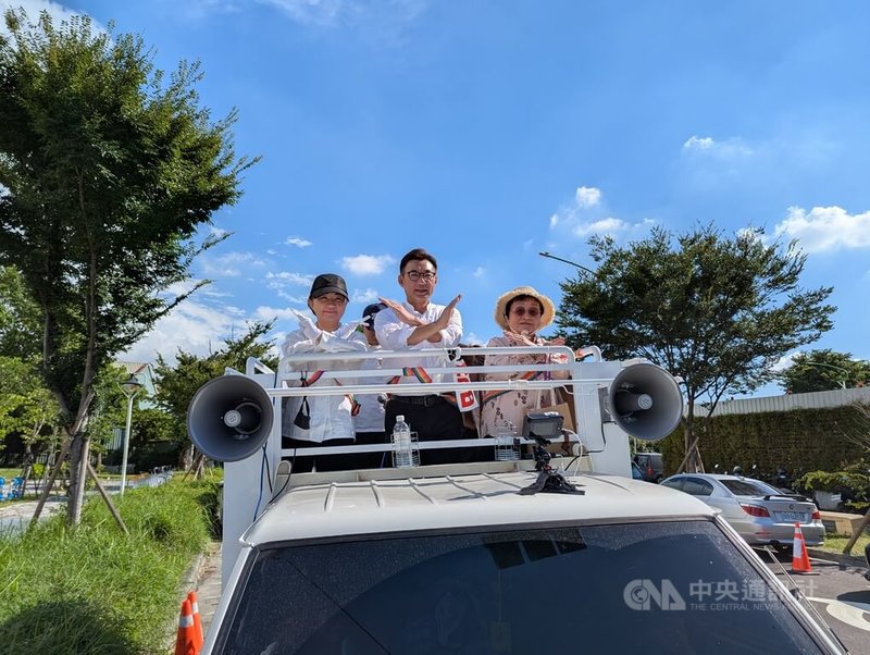 第2波罷免投票倒數計時，台中市長盧秀燕（左）、國民黨籍台中市議員張瀞分（右）21日到豐原區與同黨立委江啟臣（中）展開車隊掃街，呼籲民眾站出來守護民主、一起反罷免。中央社記者蘇木春攝  114年8月21日