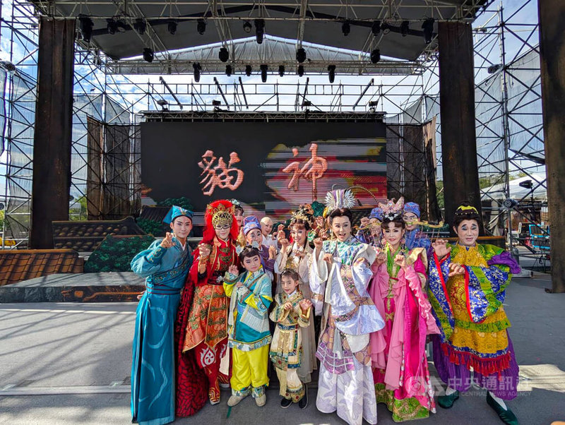 文化部庄頭劇場邀請明華園戲劇總團在金門演出「貓神」,21日彩排記者會中,當家小生孫翠鳳(前排右3)與明華園四代同堂合影。中央社記者吳玟嶸攝 114年8月21日