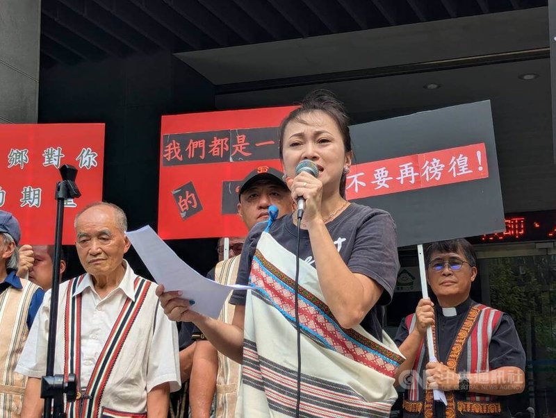 台電擬推動大甲溪光明抽蓄水力發電,第2次環評初審21日登場。台中市和平區哈崙台部落族語老師舒露.貴晞(前)表示,現在台電預計設為土石堆置的區域,就是早期泰雅族舊部落生活與祭典的重要場城,批評台電「掩埋文化」,籲停止全案環評等相關程序。中央社記者張雄風攝 114年8月21日