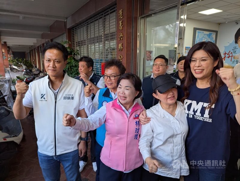 台中市長盧秀燕（前右2）21日傍晚到位於大雅區的國民黨籍立委楊瓊瓔（前右3）服務處，與同黨立委邱鎮軍（前左）及前立委鄭麗文（右）等人一起為楊瓊瓔加油，並展開反罷免宣傳車掃。中央社記者蘇木春攝  114年8月21日