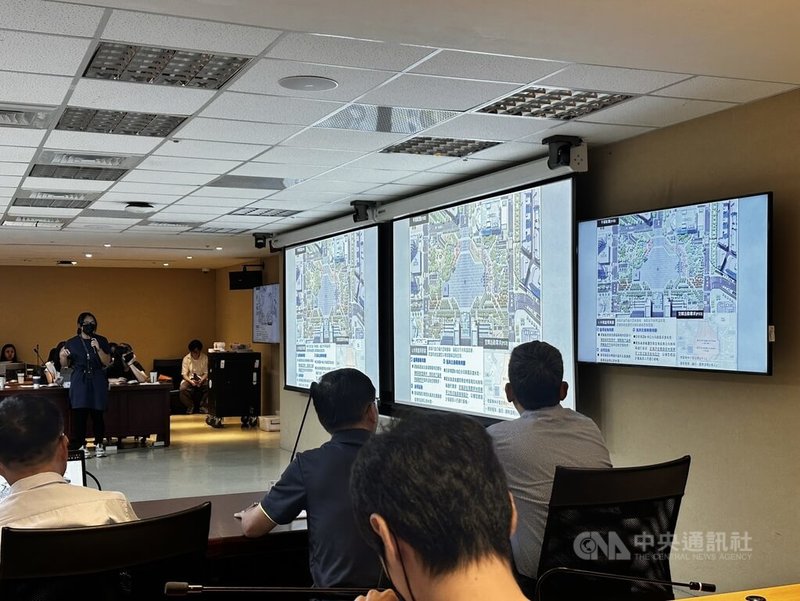 台北市都市設計審議委員會21日審議修正後的市民廣場改造案，委員認為，申設單位修正後比上次有成效，但針對「風雨走廊」要增設鏡面水池位置，提出須調整位置等建議，都審會最後決議申設單位應依委員意見修正後再送審。中央社記者劉建邦攝　114年8月21日
