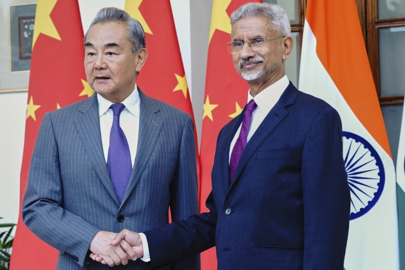 印度外交部長蘇杰生(右)18日在新德里會見中國外長王毅(左)。(美聯社)