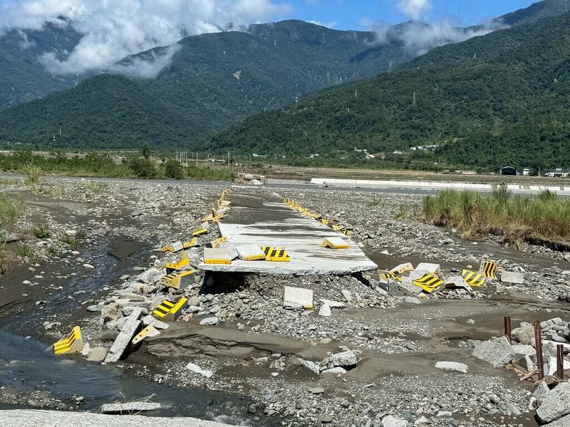 受近期颱風影響,花蓮玉長、高寮、明里、崙天(圖)等溪底便道遭沖毀流失、交通中斷,縣府預計汛期過後陸續施工。(花蓮富里鄉公所提供)中央社記者李先鳳傳真 114年8月21日