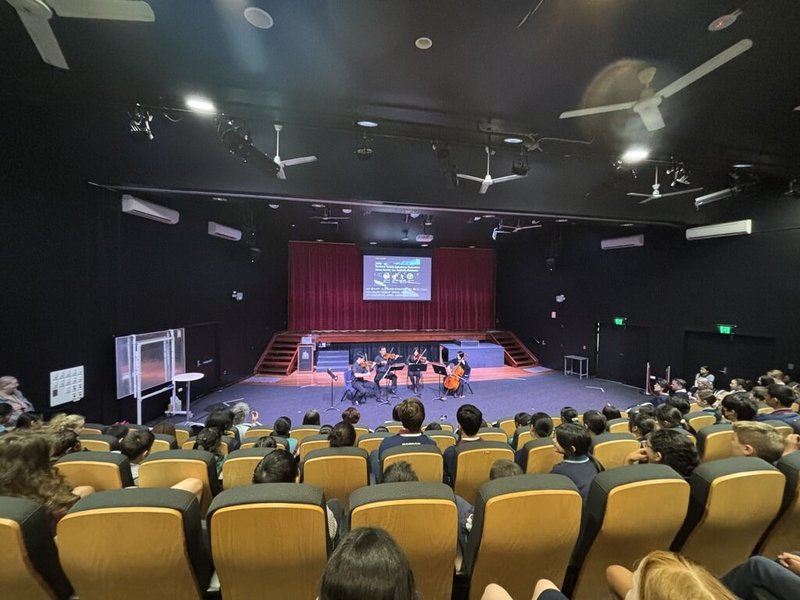 國立台灣交響樂團弦樂四重奏日前赴澳洲展開交流，受邀在布里斯本卡蘭威爾州立中學演出，帶領當地學生走進音樂世界。（國台交提供）  中央社記者趙靜瑜傳真　114年8月21日