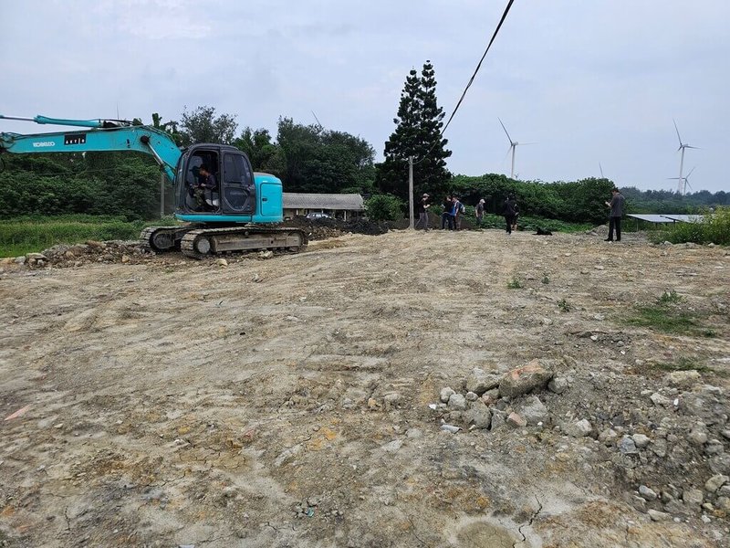 雲林地檢署日前接獲農業部林業及自然保育署南投分署檢舉,麥寮國有林地遭掩埋大量營建廢棄物,檢察官指揮警方深入追查,破獲以53歲賴姓男子為首的營建廢棄物清運集團。(雲林地檢署提供)中央社記者蔡智明傳真 114年8月21日