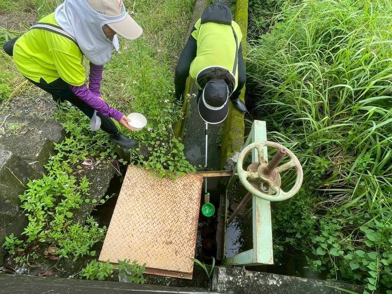 高雄出現民國114年首例本土日本腦炎病例,衛生局防疫人員已針對個案居住及活動場域啟動緊急防治,並對周邊高風險場域展開病媒蚊調查。(高雄市衛生局提供)中央社記者林巧璉傳真 114年8月21日