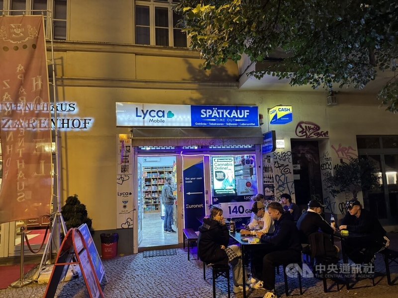 德國街頭常見販售酒與零食的小店,在柏林被稱為「營業很晚的店」(Späti)。與巴伐利亞邦規定一般商店最晚只能營業到晚上8時不同,柏林Späti除了週日,可24小時營業。中央社記者林尚縈柏林攝 114年8月21日