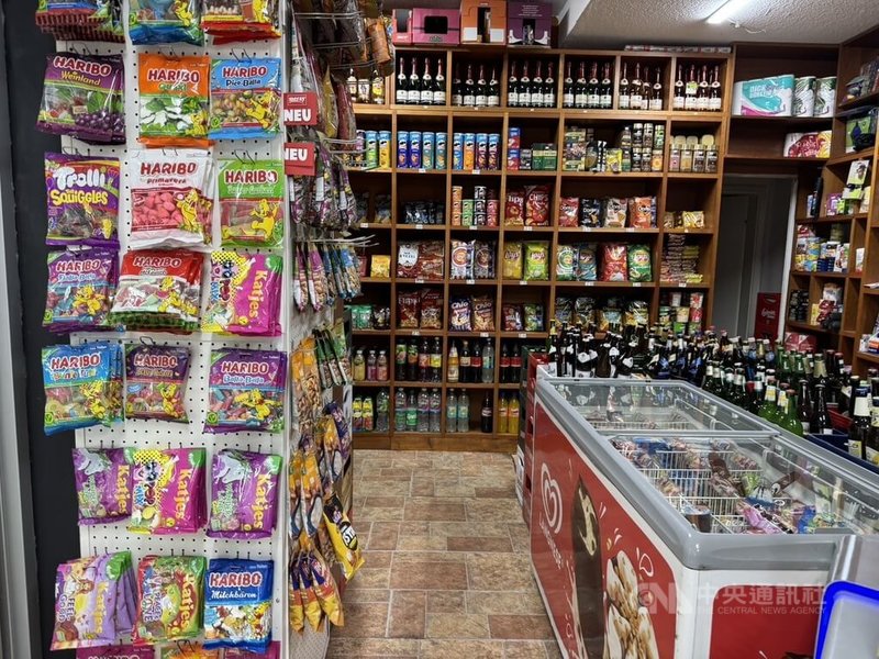 德國便利商店大多販售平價洋芋片、啤酒與軟性飲料且營業時間較長,因此成為學生與年輕人喜愛聚集的場所。中央社記者林尚縈柏林攝 114年8月21日