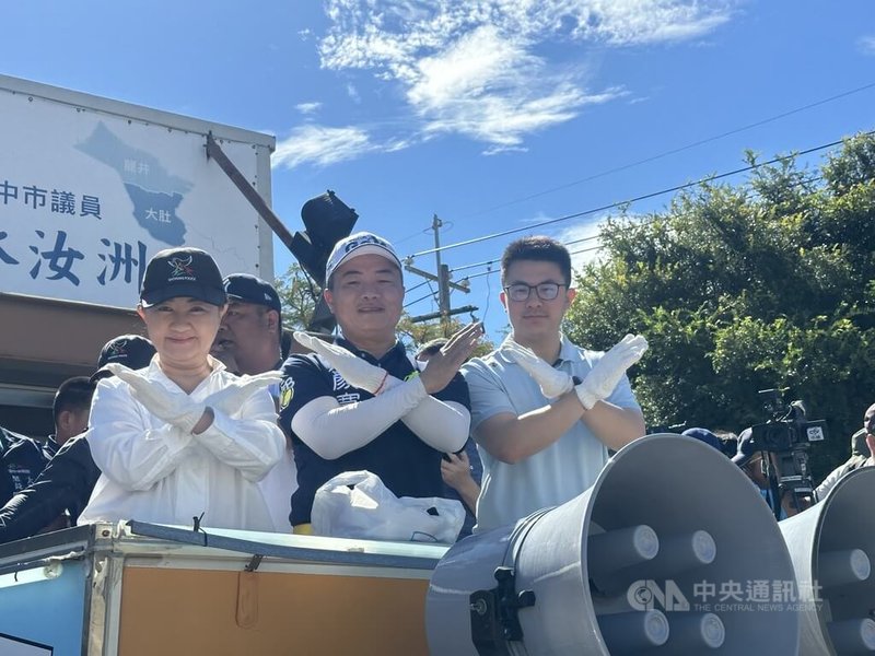 第2波立委罷免投票倒數，台中市長盧秀燕（左）21日請假陪同國民黨立委顏寬恒（中）車隊掃街，國民黨台中市議員林昊佑（右）陪同，呼籲投不同意罷免。中央社記者趙麗妍攝　114年8月21日