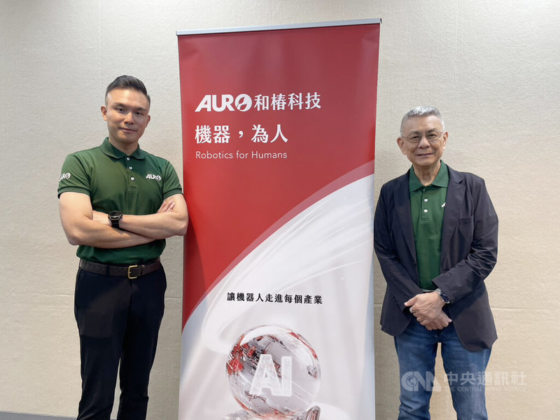 和椿董事長程天縱（右）21日表示，人工智慧（AI）結合機器人的發展趨勢不可避免。圖左為和椿執行副董事長張以昇。中央社記者鍾榮峰攝　114年8月21日