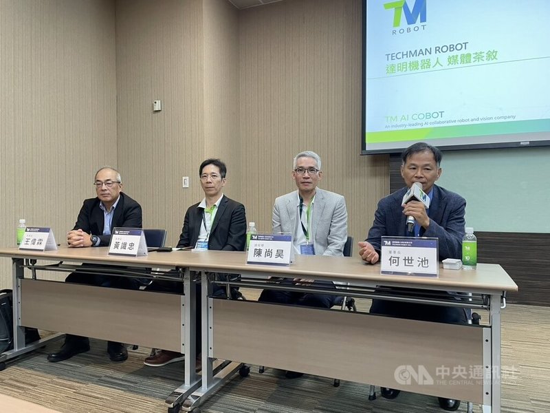 達明機器人21日表示，不少客戶對人形機器人有興趣，達明規劃2026年下半年逐步對外推廣。圖右至左為達明董事長何世池、總經理陳尚昊、營運長黃識忠、財務長王偉霖。中央社記者鍾榮峰攝  114年8月21日