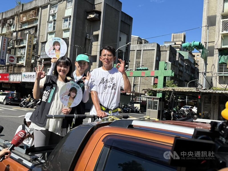 重啟核三公投將至,民眾黨主席黃國昌(右)21日偕黨公職在台北市區進行車掃,在最後關頭加緊宣傳。中央社記者郭建伸攝 114年8月21日
