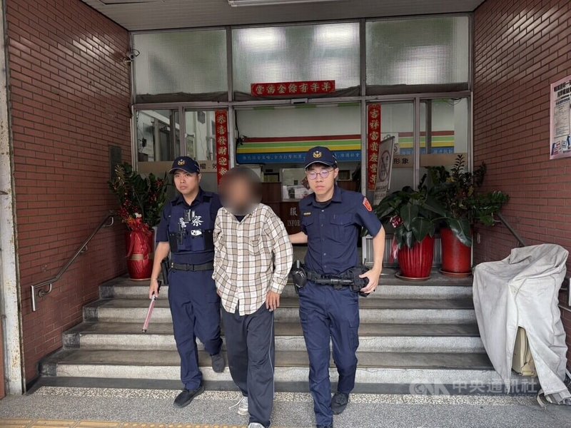 呂姓女子日前騎乘機車行經台中一中商圈巷道內,遭一名男子持玉米罐頭攻擊,造成頭部、臉部及手臂擦挫傷。警方循線查獲涉案的紀姓街友(中)法辦。(翻攝照片)中央社記者蘇木春傳真 114年8月21日