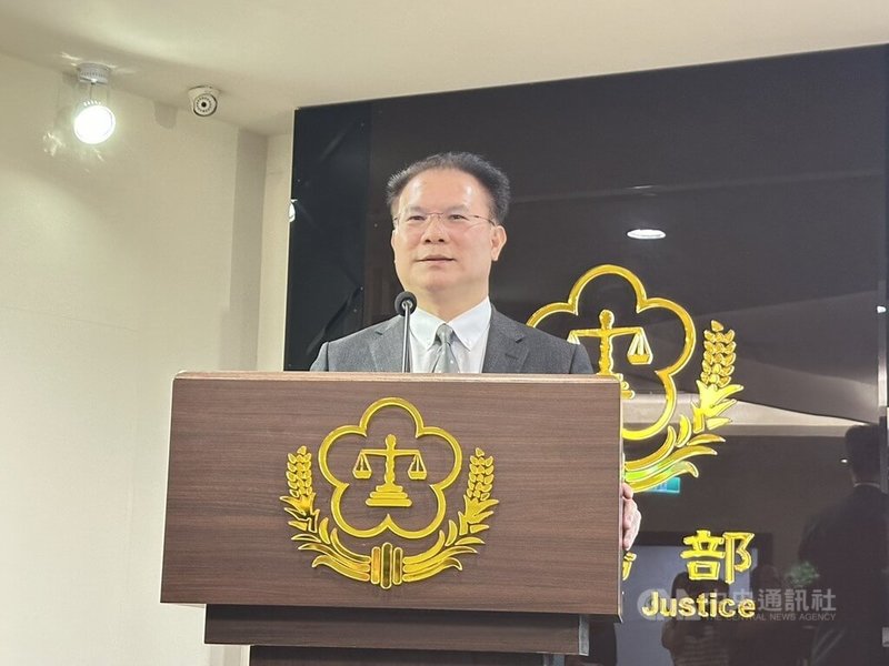 法務部21日就民眾黨立院黨團提案刑訴法修法事件召開記者會,次長黃謀信(圖)出面說明,其中針對無期徒刑可否假釋部分,草案已送行政院審查中,後續也將會銜司法院進行相關討論。中央社記者劉世怡攝 114年8月21日