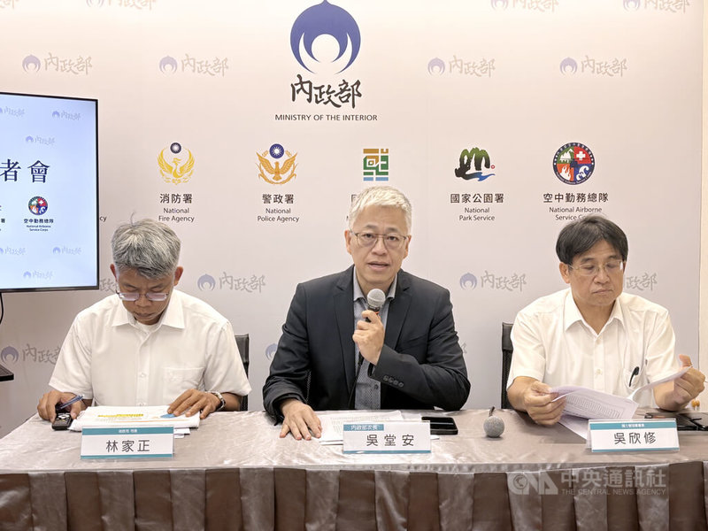 內政部21日舉行部務會報會後記者會，包括內政部地政司長林家正（左起）、常務次長吳堂安、國土署長吳欣修出席，為強化預售屋履約擔保機制，下週將預告預售屋買賣定型化契約應記載及不得記載修正草案。中央社記者高華謙攝  114年8月21日