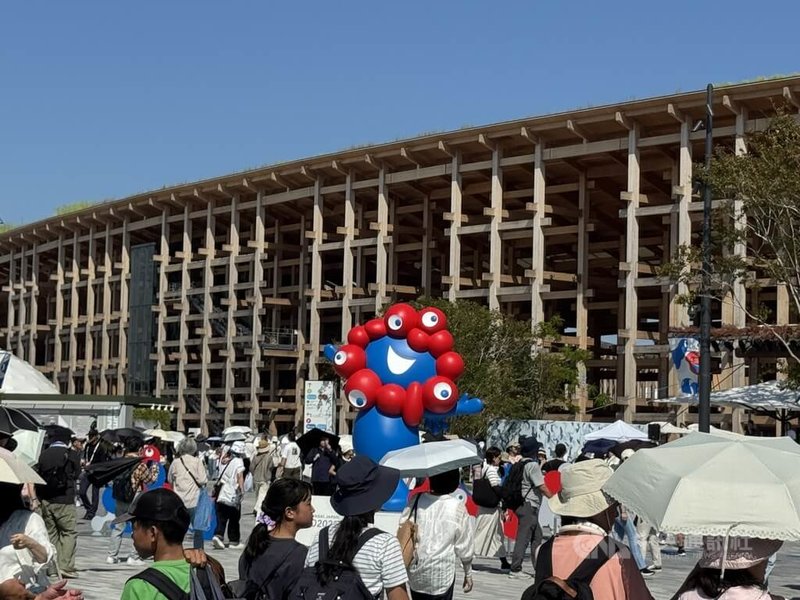 大阪世博營運單位「日本國際博覽會協會」21日表示,大阪世博的遊客截至20日為止已突破1500萬人,是開幕後第130天突破1500萬人,比2005年愛知世博早17天。圖為8月19日世博東門附近情形。中央社記者楊明珠大阪攝 114年8月21日