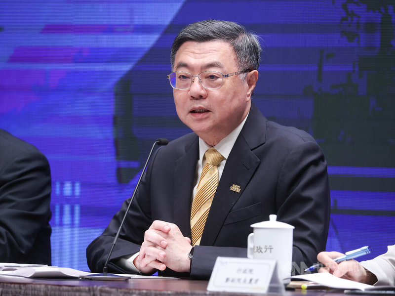行政院會21日通過115年度總預算案,院長卓榮泰(圖)表示,中央政府必須考量不同公務員之中的公平性與衡平性,因此這次預算沒有編列軍人待遇調整以及警消退休條例等爭議性預算,預計在送出總預算案時,針對這兩項提出釋憲。中央社記者謝佳璋攝 114年8月21日