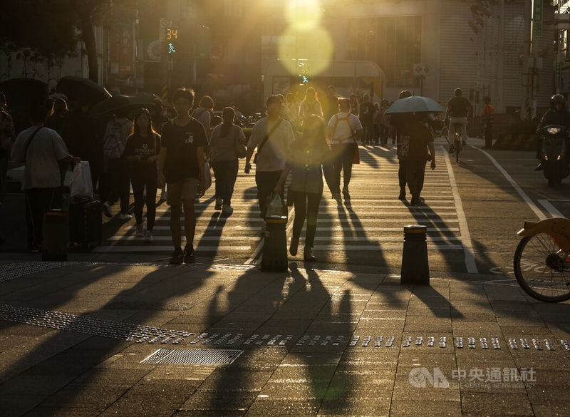 中央氣象署21日表示,近期溫度方面,22日西半部普遍高溫約攝氏34、35度,東半部約31至33度,特別提醒台北市仍有局部38度以上發生機率,外出應留意防曬、補水;預估北市高溫會持續至週末。圖為台北市區21日天氣悶熱,民眾在夕陽餘暉下快步過馬路。中央社記者裴禛攝 114年8月21日