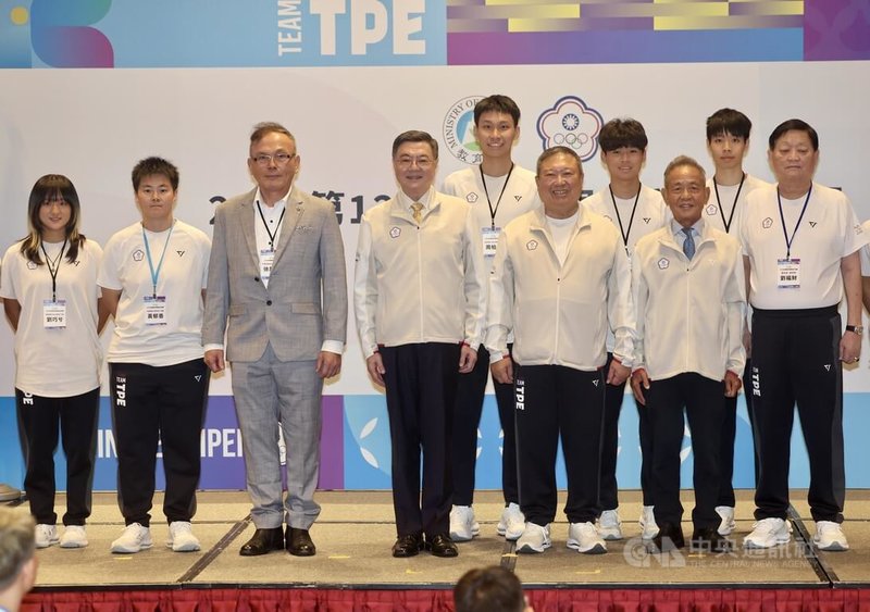 行政院長卓榮泰(左4)21日在台北出席2025成都世界運動會台灣代表團返國餐會表示,屬於所有運動員的運動部將於9月9日正式掛牌,希望以台灣品牌舉辦國際賽事,藉以帶動觀光產業,對體育場域改善也會加大力道。圖為卓榮泰與代表團成員合影。中央社記者張皓安攝 114年8月21日