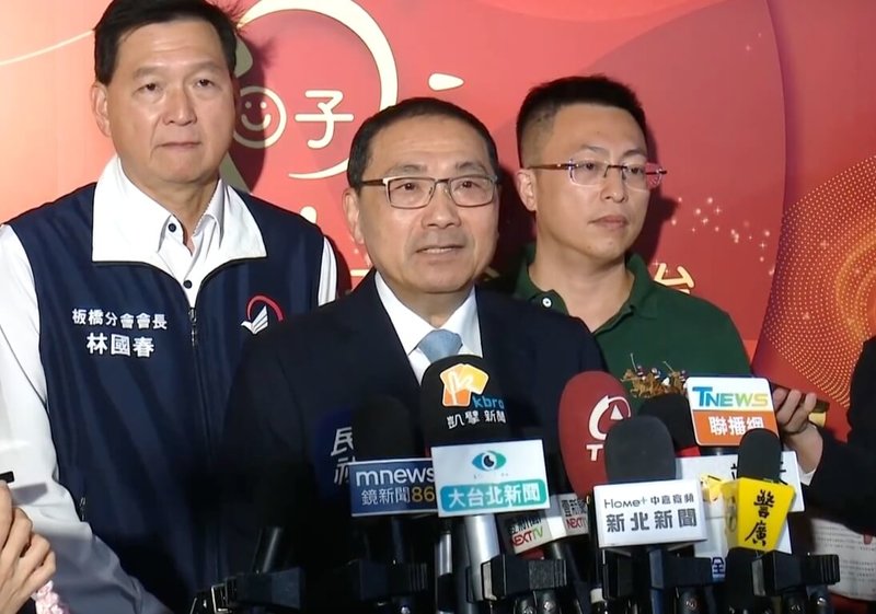 民進黨新北市議會黨團20日提案普發新台幣4.6萬元,議長裁示交由市府研究辦理。市長侯友宜(中)21日出席新北市好日子愛心大平台感恩會,受訪時表示,市府財政困窘,累計短絀887億元,「怎麼還有多餘的錢呢」?(新北市新聞局提供)中央社記者趙敏雅傳真 114年8月21日