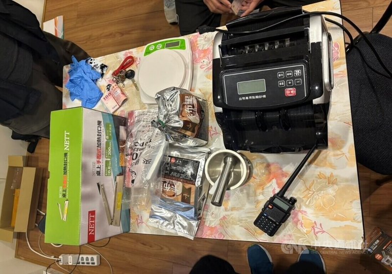 張姓男子涉嫌組成詐騙洗錢集團採斷點式管理,增加警方查緝難度,經刑事局循線逮補張男等16人送辦,還查獲1處毒品分裝場及相關證物。(翻攝照片)中央社記者蘇木春傳真 114年8月21日